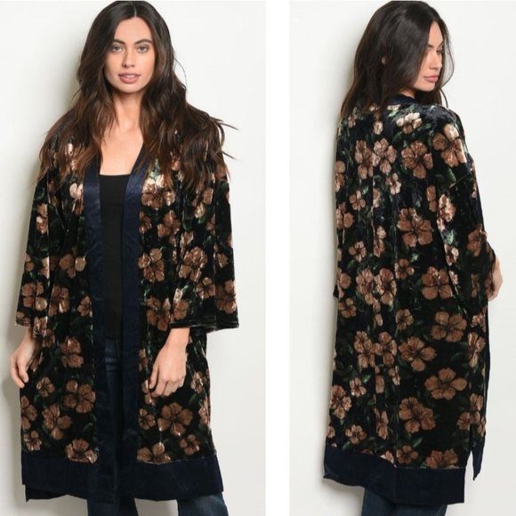 Loveriche Other - Loveriche NWT Black Navy Floral Velvet Kimono Size S